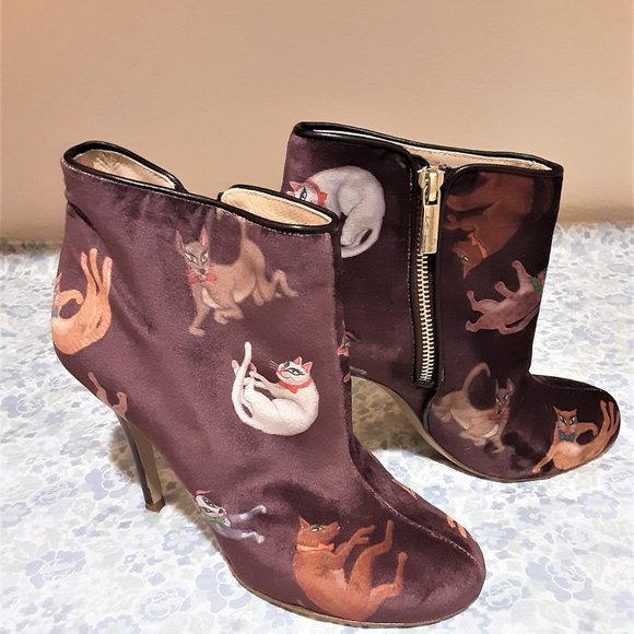 Whimsical, Rare and Wonderful Burgundy Velvet Raining Cats and Dogs Ankle Boots - Picture 3 of 8